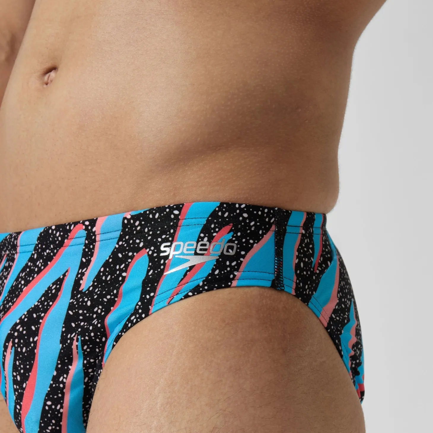 Shop Slip de bain Hommes 5 cm Allover Digital pour Hommes Noir/Bleu picton/Rouge sirène Homme Slips De Bain